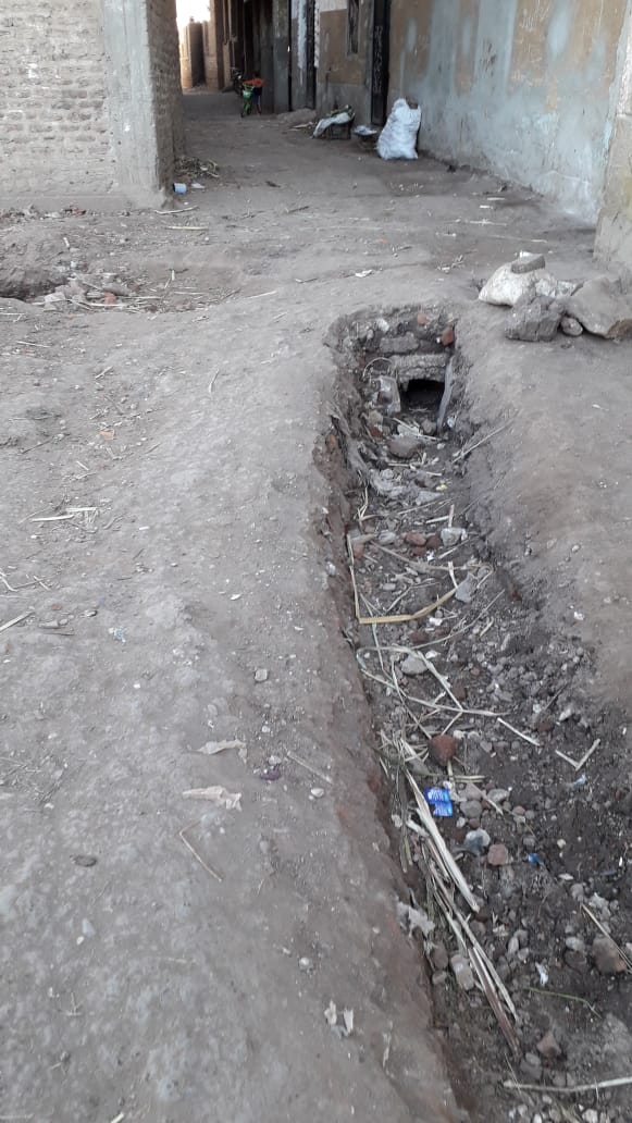 أهالي قرية  الخرانة  بقوص يستغيثون بالمحافظ الطرق مليانة حفر