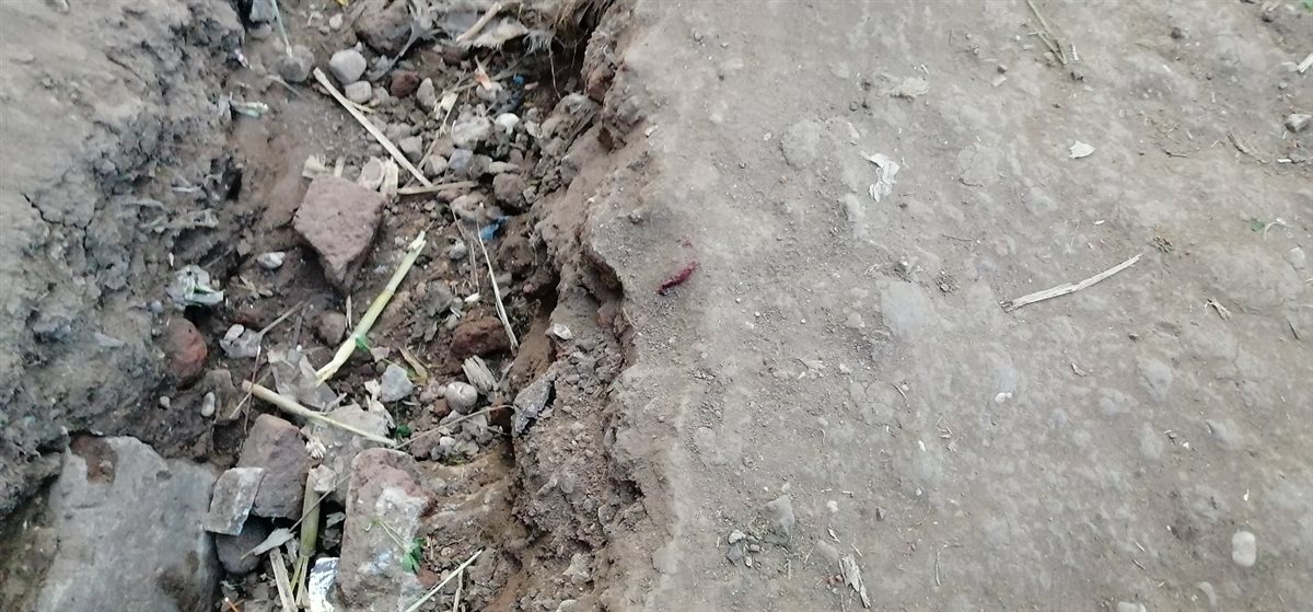 أهالي قرية  الخرانة  بقوص يستغيثون بالمحافظ الطرق مليانة حفر