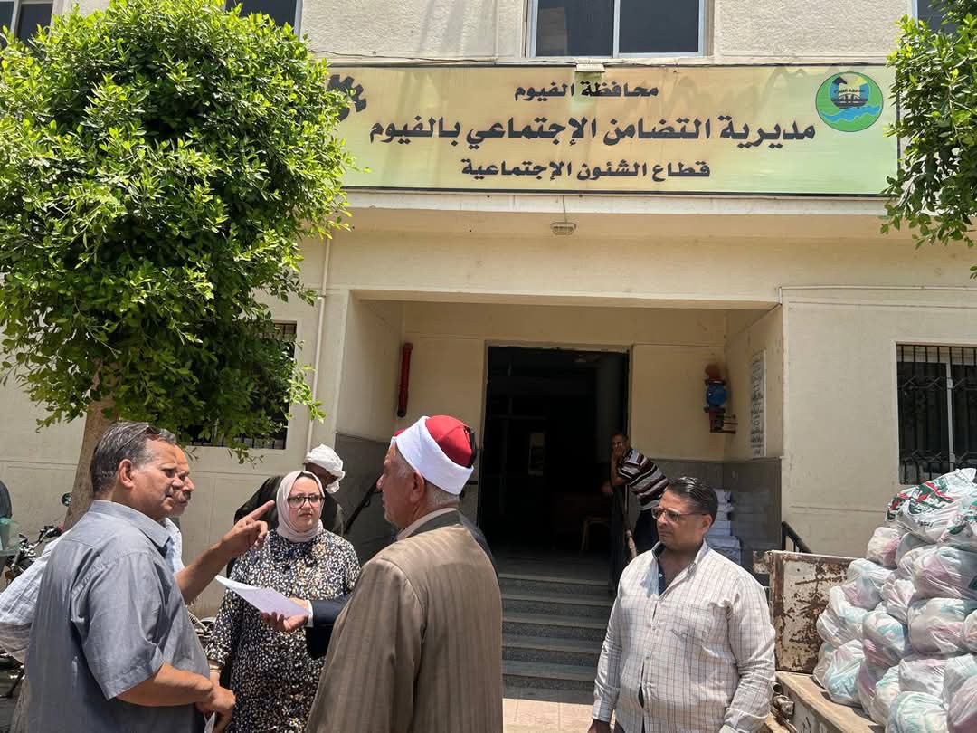وكيل أوقاف الفيوم يسلم 2000 شنطة من السلع الغذائية لأسر الأولى بالرعاية 