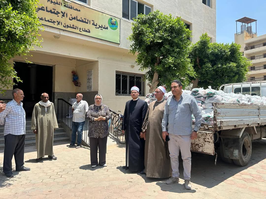 وكيل أوقاف الفيوم يسلم 2000 شنطة من السلع الغذائية لأسر الأولى بالرعاية 