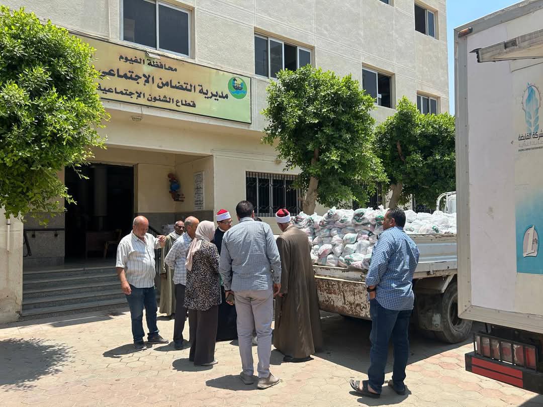 وكيل أوقاف الفيوم يسلم 2000 شنطة من السلع الغذائية لأسر الأولى بالرعاية 