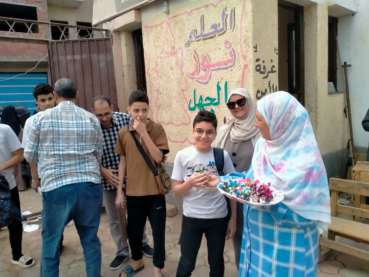 تعليم الفيوم يتميز في إستقبال طلاب الشهادة الإعدادية بالورد والشيكولاتة فى رابع أيام الامتحانات