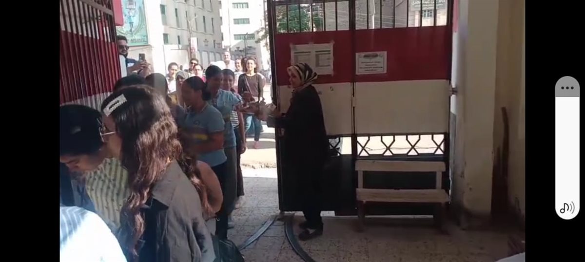 تعليم الفيوم يتميز في إستقبال طلاب الشهادة الإعدادية بالورد والشيكولاتة فى رابع أيام الامتحانات