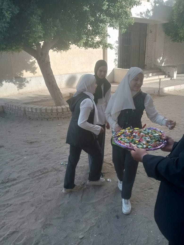تعليم الفيوم يتميز في إستقبال طلاب الشهادة الإعدادية بالورد والشيكولاتة فى رابع أيام الامتحانات