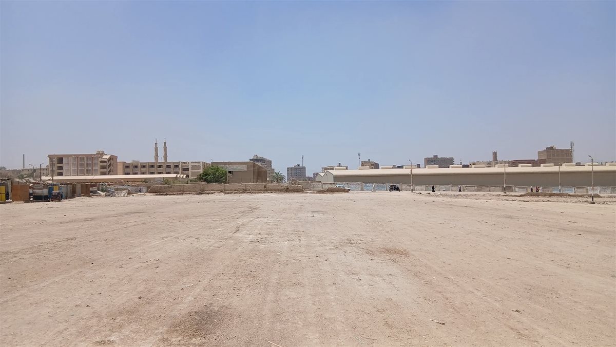 استعدادًا لعيد الأضحى المبارك.. رئيس مدينة طامية يتابع تجهيز ساحة الصلاة بأرض المحلج