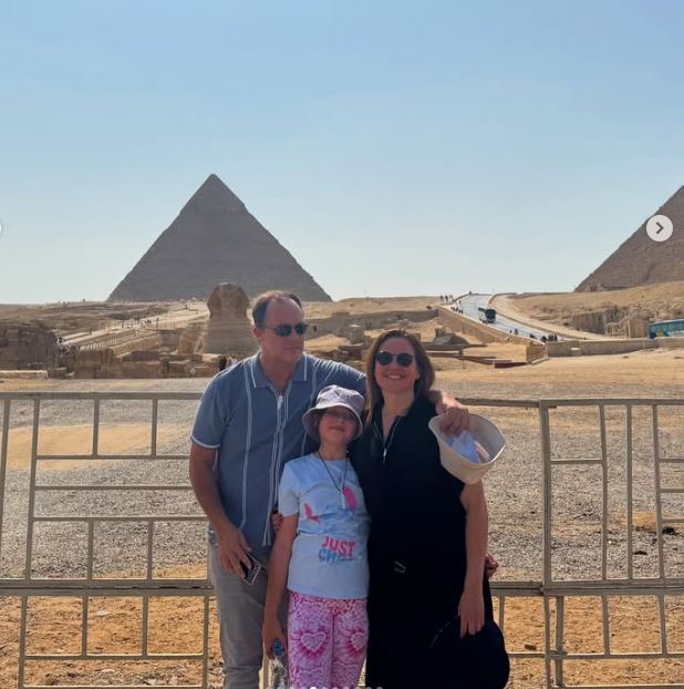 ريا أبي راشد تستكشف الأهرامات مع أسرتها..بصور مليئة بالحيوية عبر الانستغرام