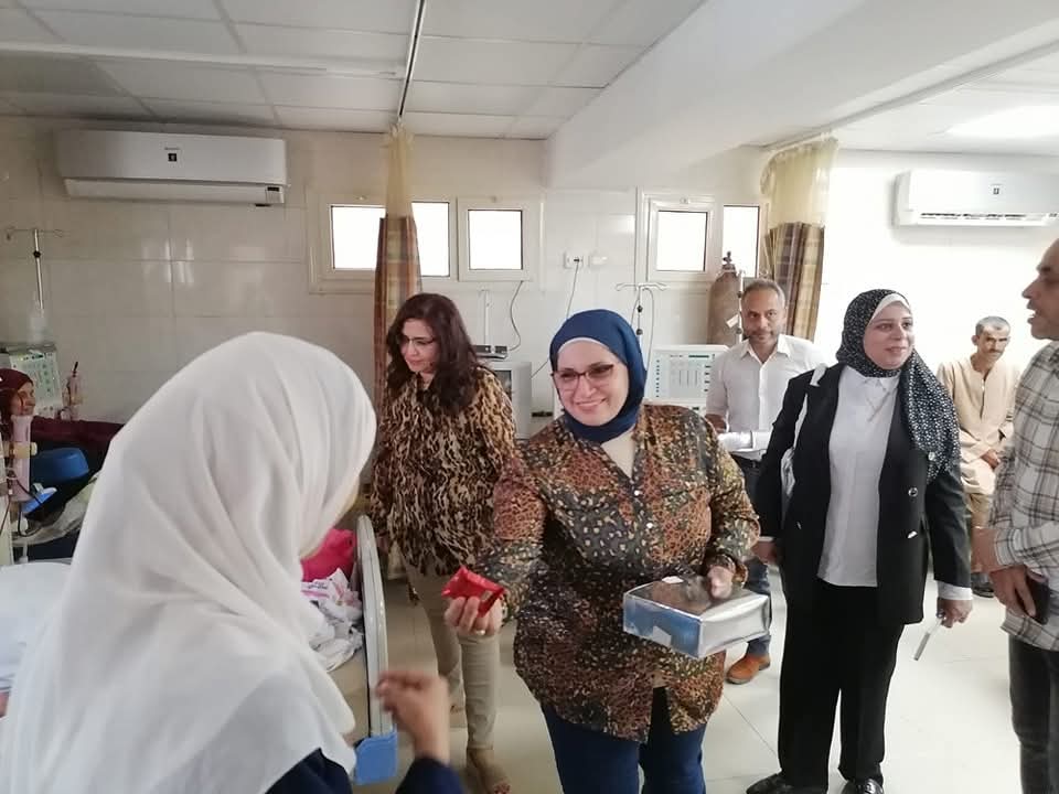 صورة لتوزيع الحلوي بالمنيا