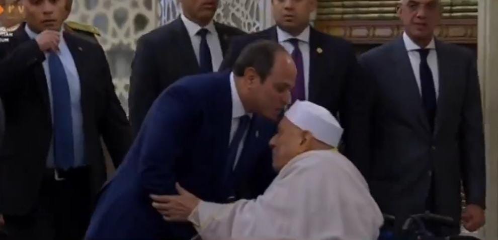 تقبيل الرئيس السيسي لرأس الدكتور أحمد عمر هاشم اليوم