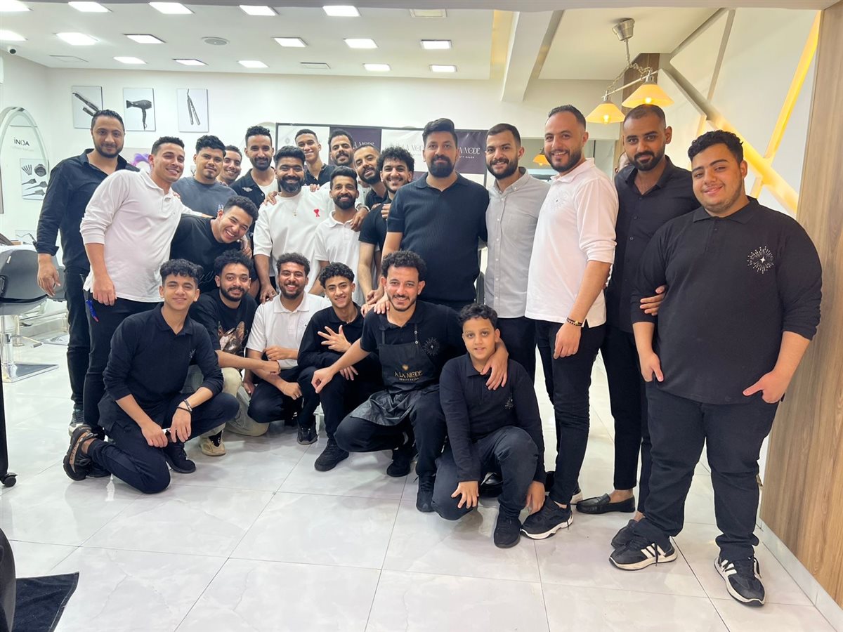 أحمد منير وفريق العمل