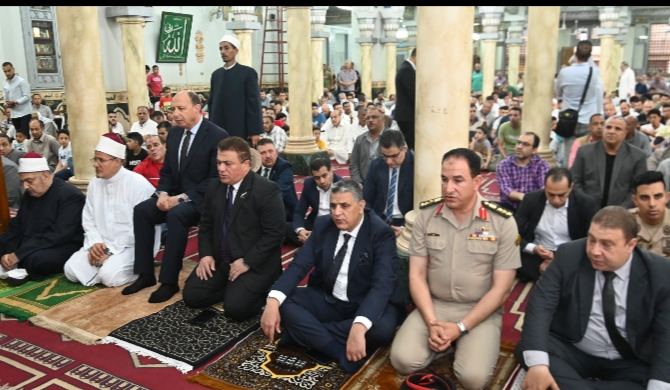 قيادات المحافظة التنفيذية والأمنية والشعبية والدينية يؤدون صلاة العيد بمسجد التوبة