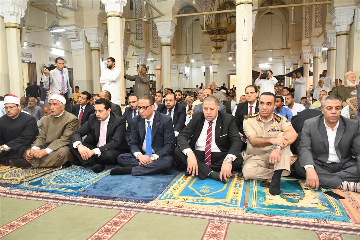 محافظ الفيوم يؤدي صلاة عيد الأضحى المبارك بمسجد ناصر الكبير