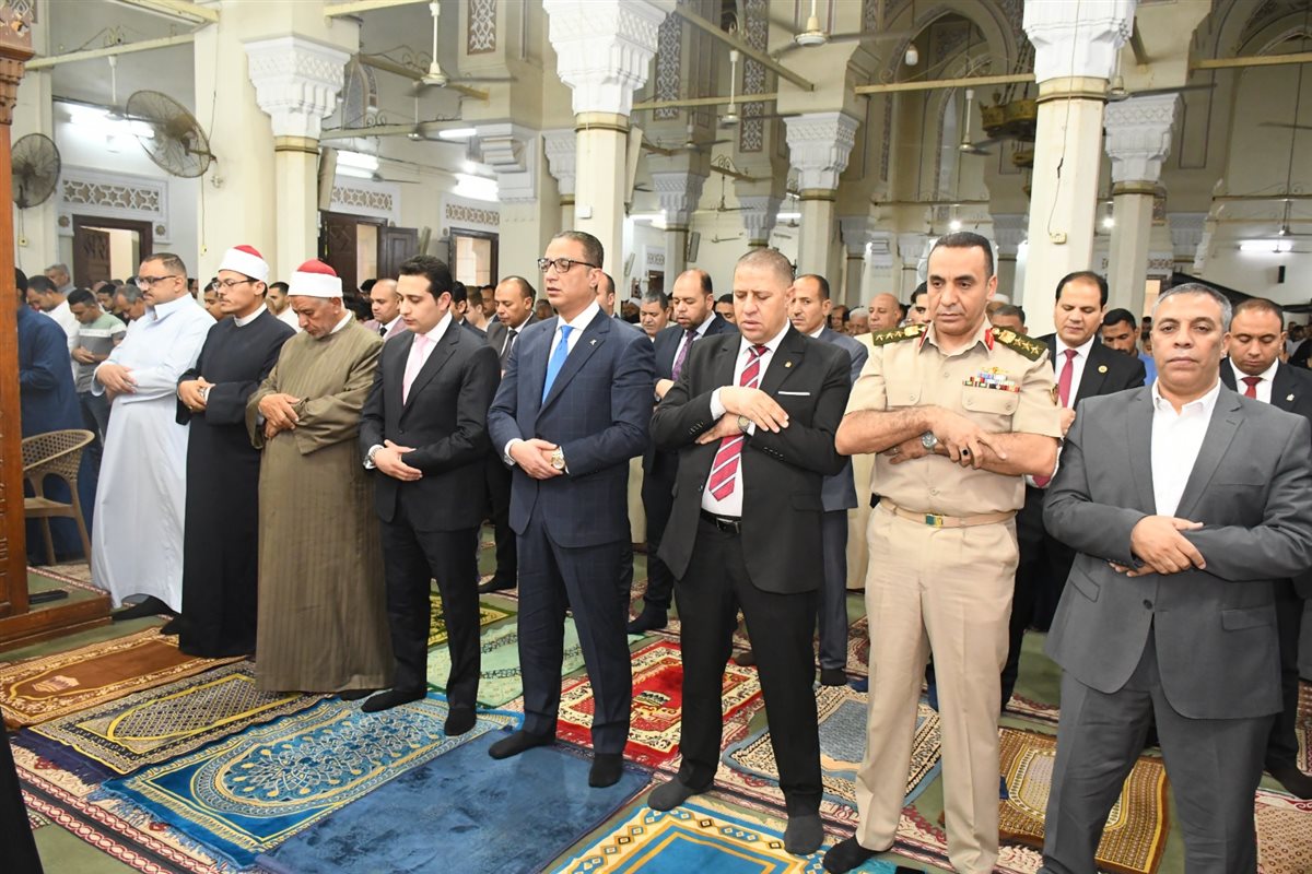 محافظ الفيوم يؤدي صلاة عيد الأضحى المبارك بمسجد ناصر الكبير