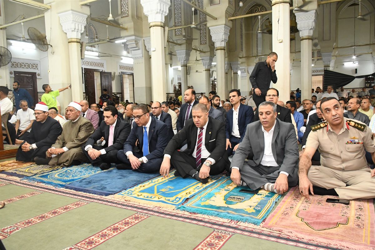 محافظ الفيوم يؤدي صلاة عيد الأضحى المبارك بمسجد ناصر الكبير