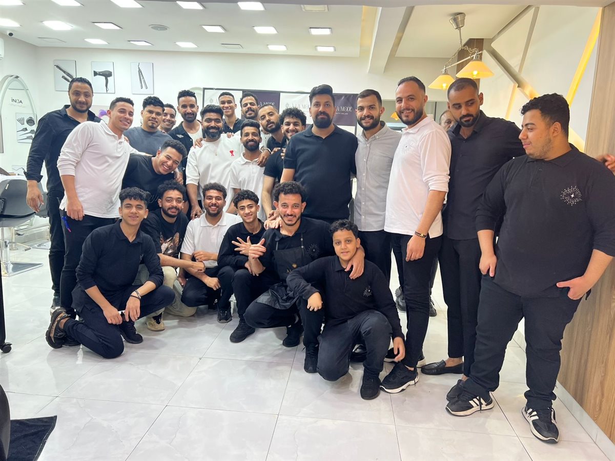 أحمد منير وفريق العمل