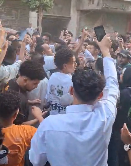 التفاف الجمهور حول أحمد العوضي