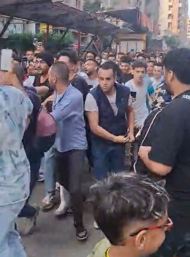 التفاف الجمهور حول أحمد العوضي