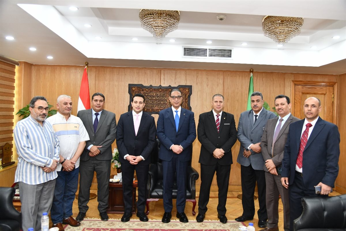 محافظ الفيوم يستقبل المهنئين بعيد الأضحى المبارك ومطران الفيوم على رأس وفد من رعاة الكنائس والقساوسة ورجال الدين المسيحي