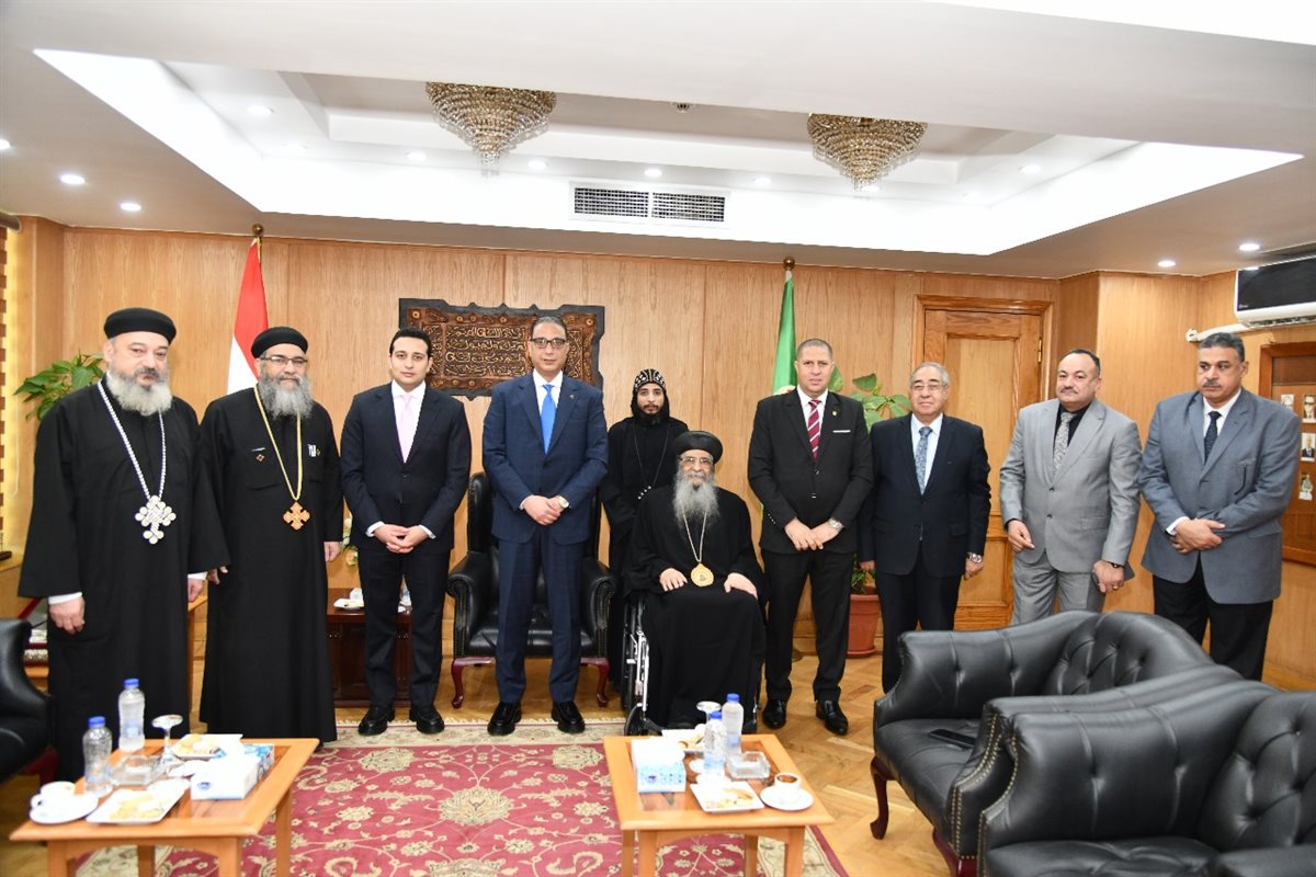 محافظ الفيوم يستقبل المهنئين بعيد الأضحى المبارك ومطران الفيوم على رأس وفد من رعاة الكنائس والقساوسة ورجال الدين المسيحي