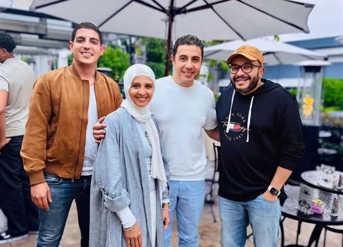 حسام داغر برفقة حنان ترك وزوجها وأبنائها