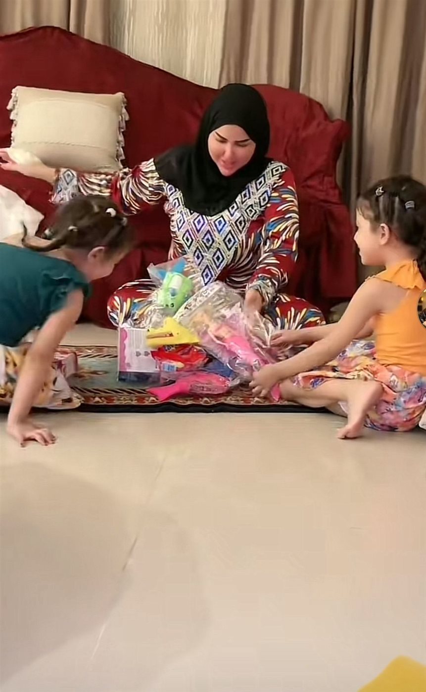 البلوجر شيماء سعيد مع بناتها