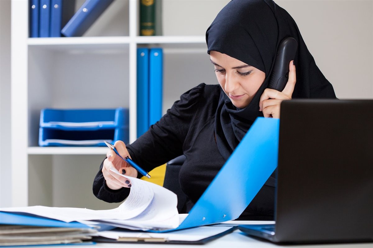 حكم عمل المرأة