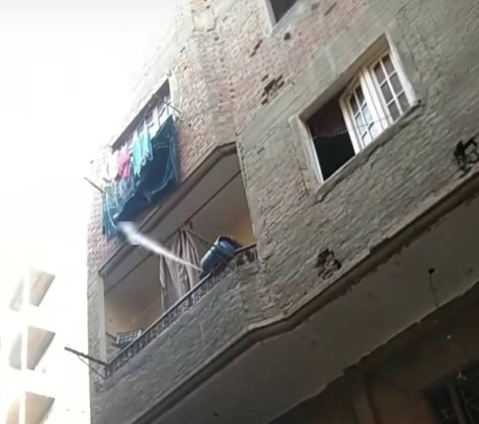 لحظة تهديده الجيران