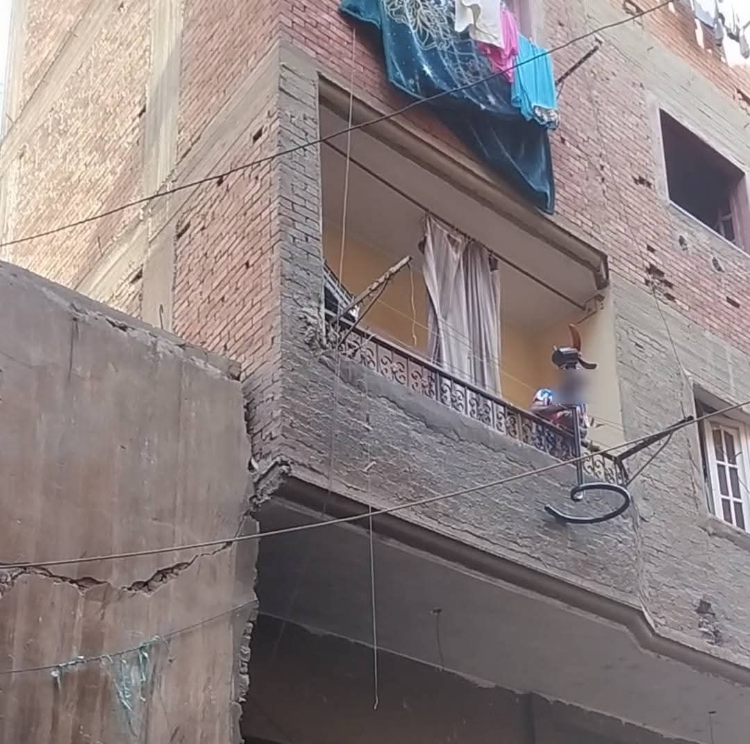 المتهم فى شرفة شقته