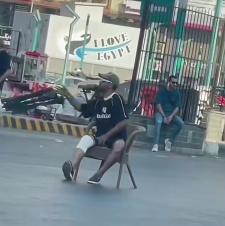 شخص يجمع أموالًا من سائقي الميكروباص بميدان الألف مسكن