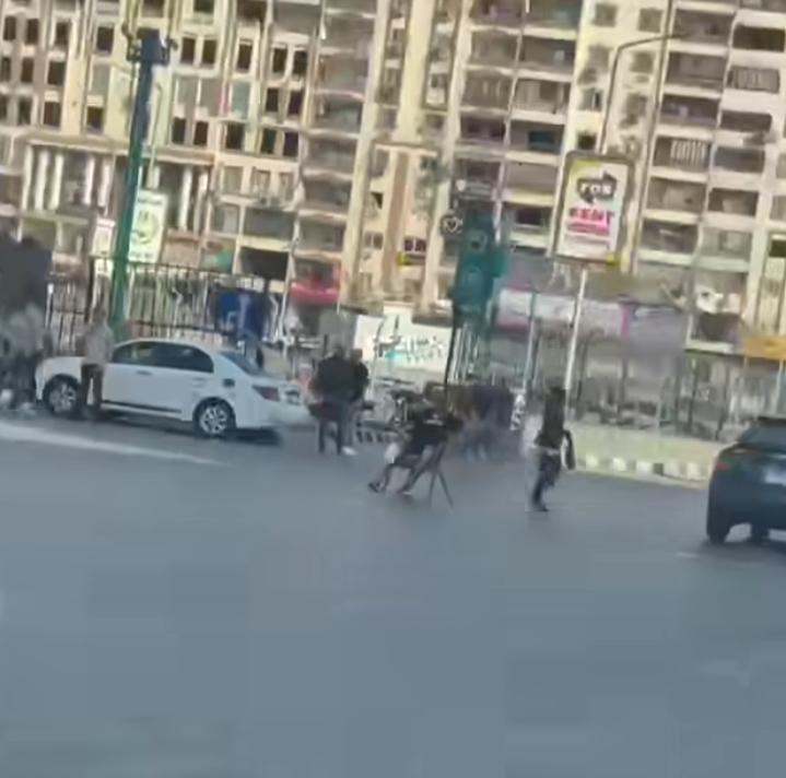 شخص يجمع أموالًا من سائقي الميكروباص بميدان الألف مسكن