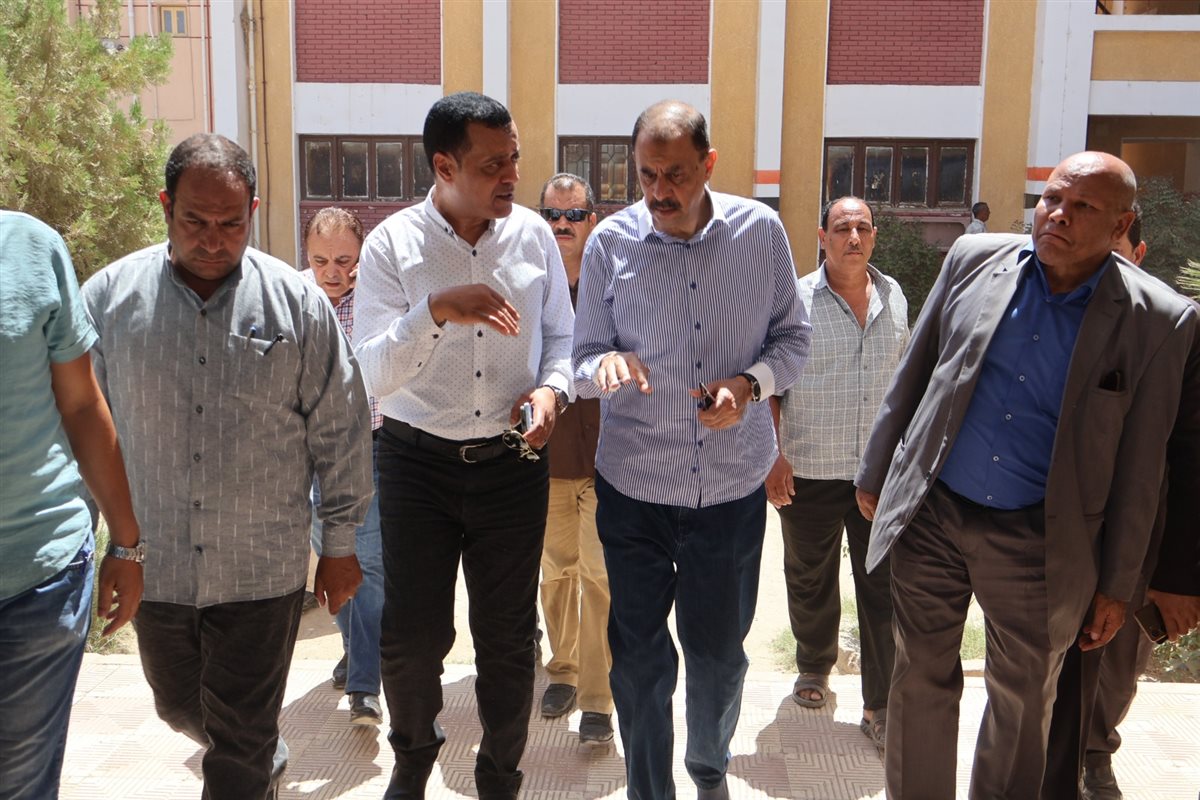 محافظ سوهاج خلال تفقده استراحات ولجان الثانوية العامة