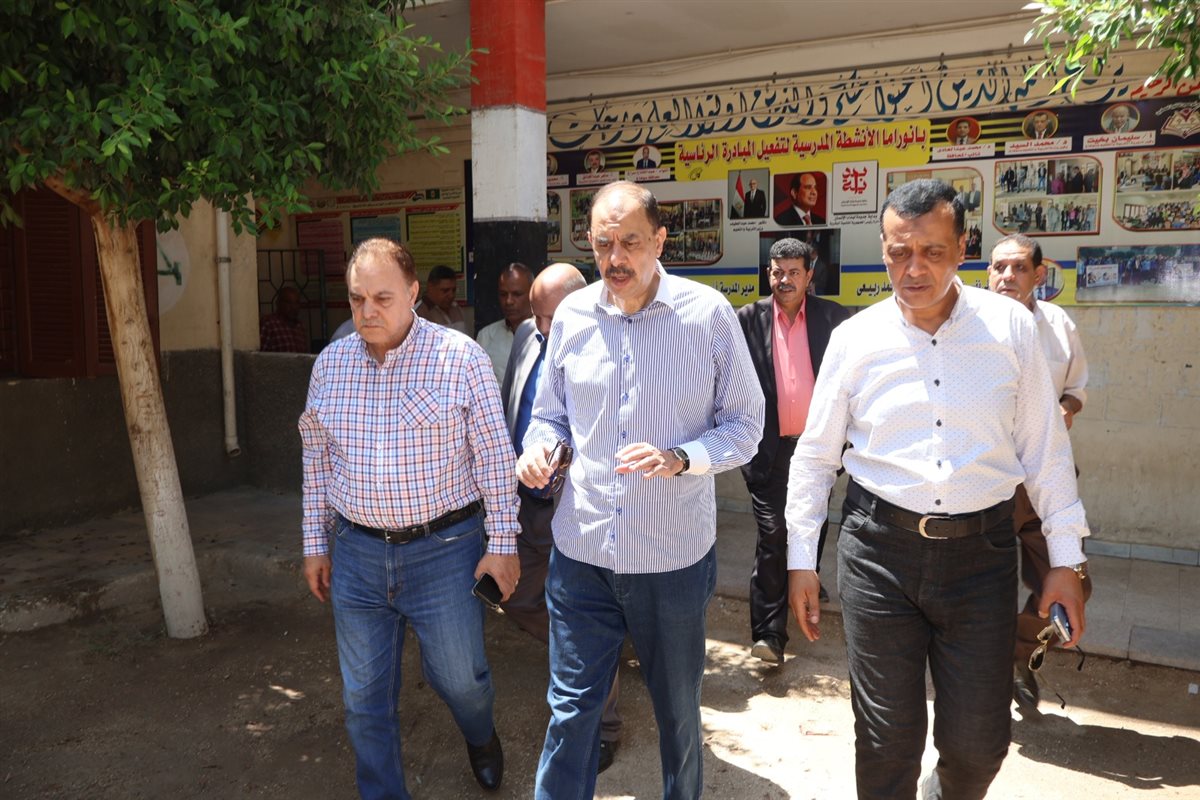 محافظ سوهاج خلال تفقده استراحات ولجان الثانوية العامة