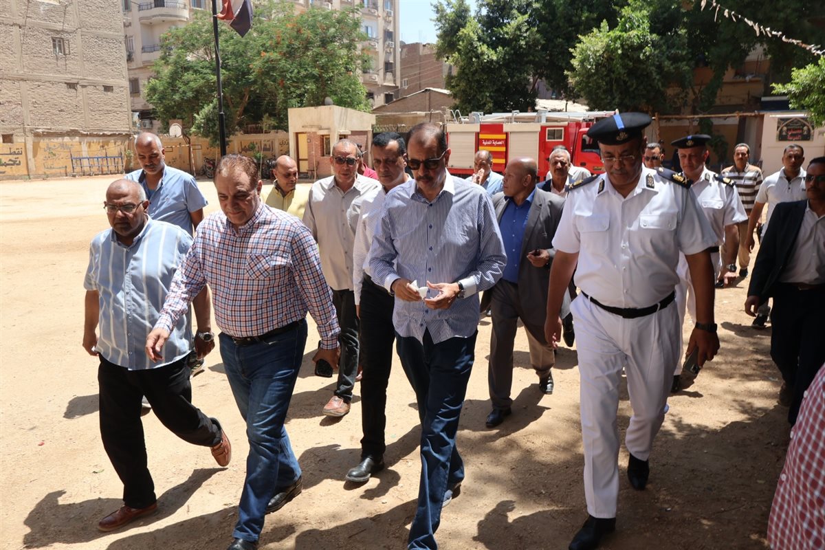 محافظ سوهاج خلال تفقده استراحات ولجان الثانوية العامة