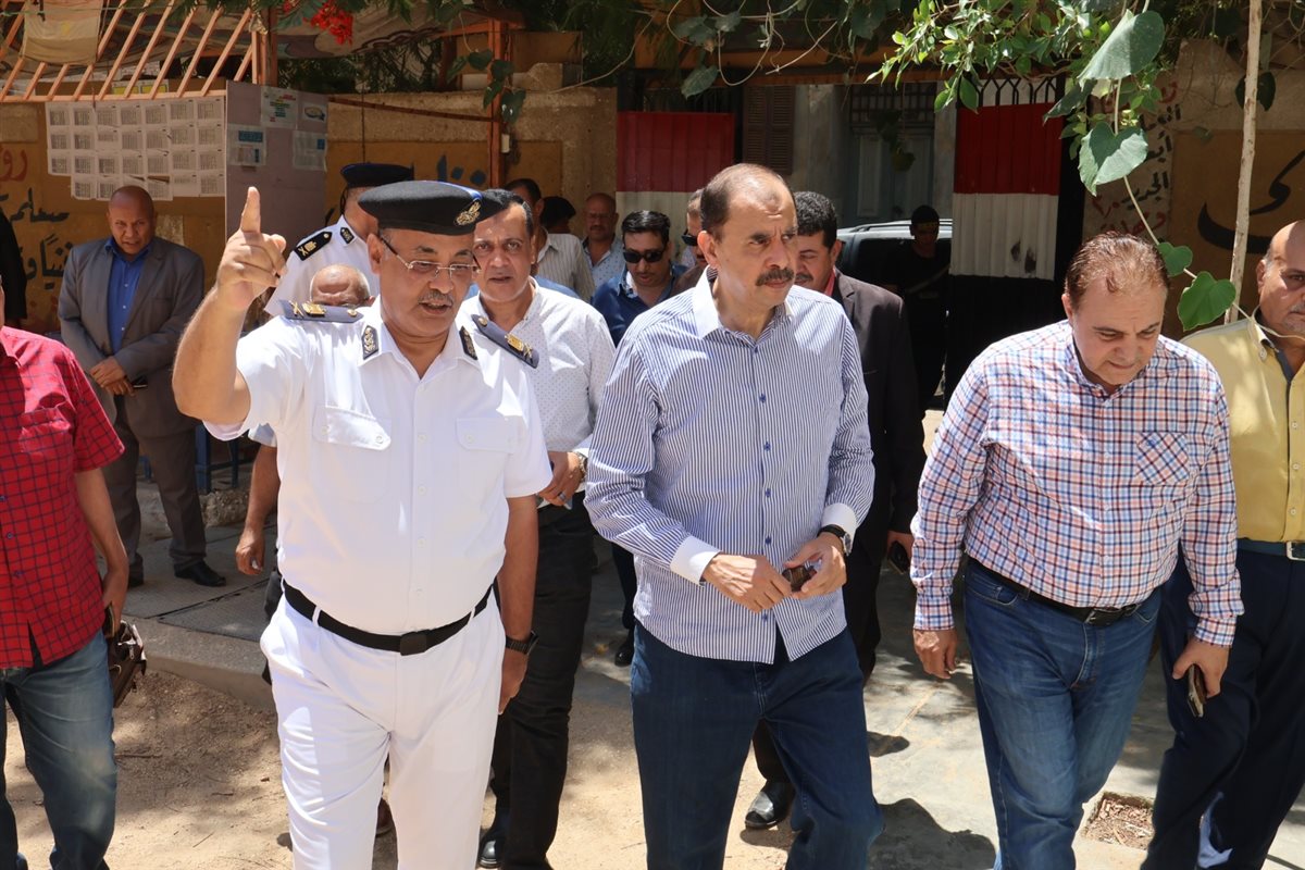 محافظ سوهاج خلال تفقده استراحات ولجان الثانوية العامة