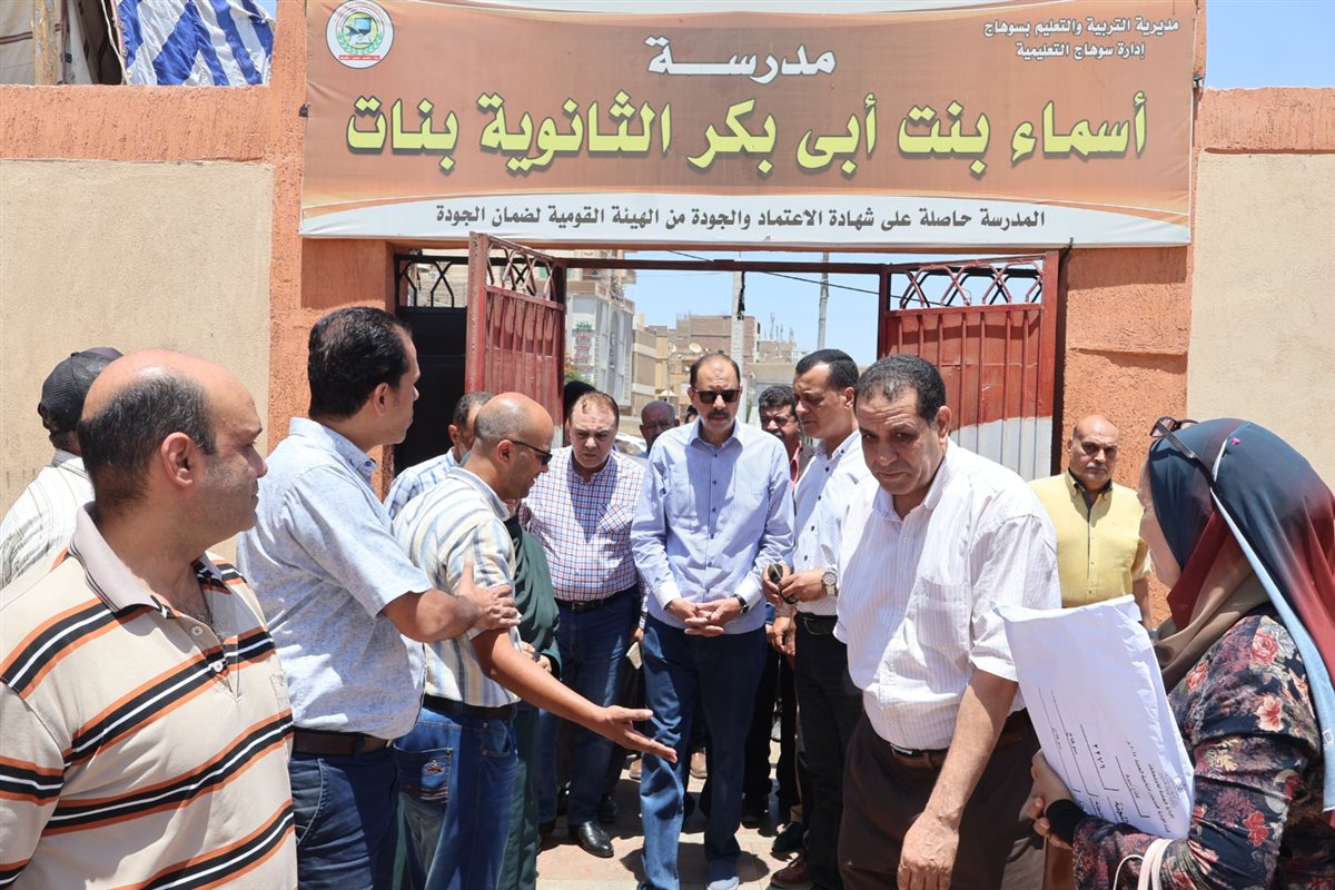 محافظ سوهاج خلال تفقده استراحات ولجان الثانوية العامة