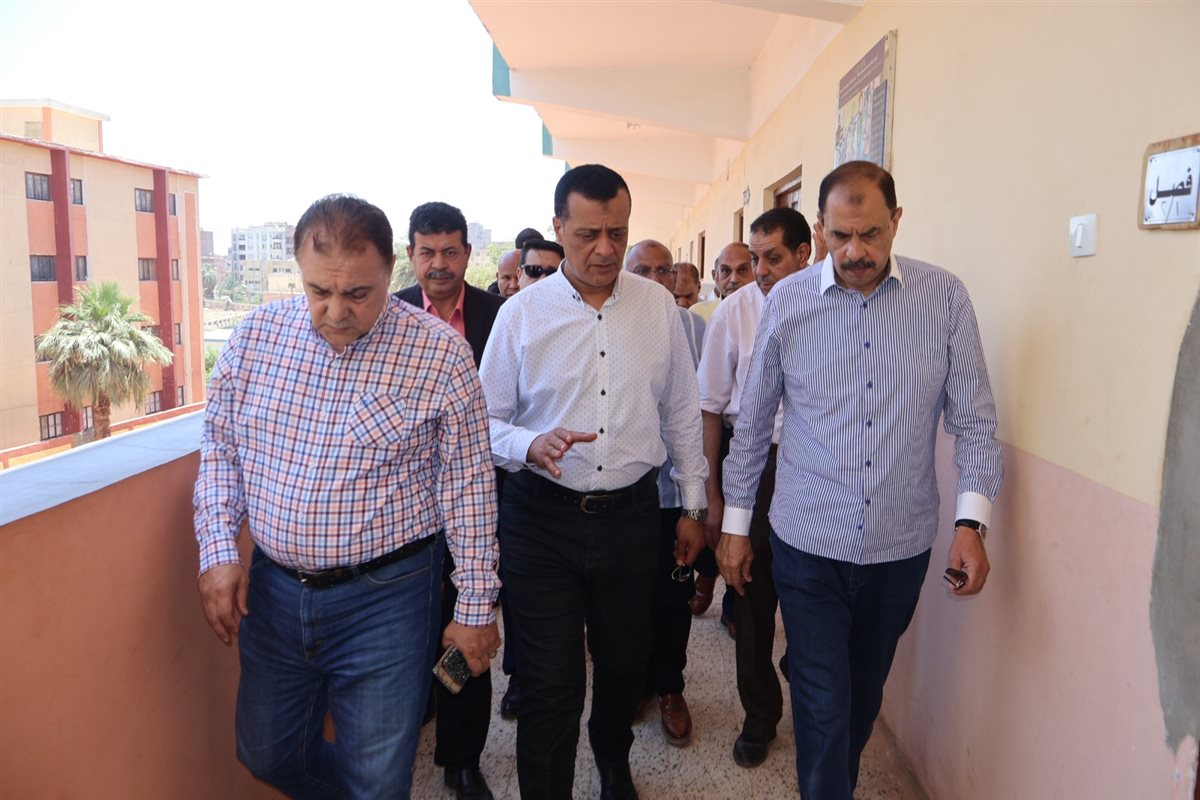 محافظ سوهاج خلال تفقده استراحات ولجان الثانوية العامة