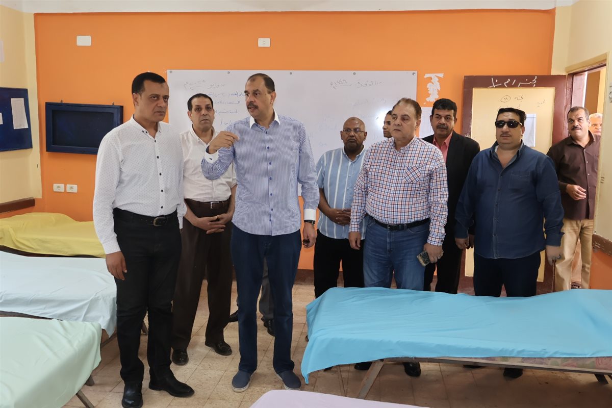 محافظ سوهاج خلال تفقده استراحات ولجان الثانوية العامة