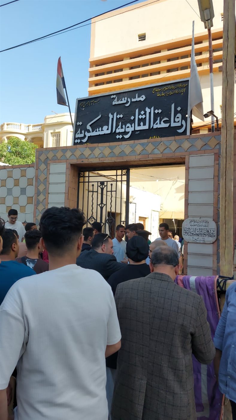 توافد طلاب الثانوية العامة على لجان الامتحانات بسوهاج