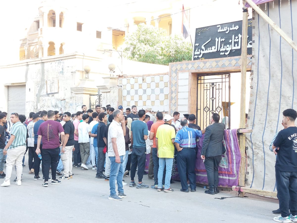 توافد طلاب الثانوية العامة على لجان الامتحانات بسوهاج