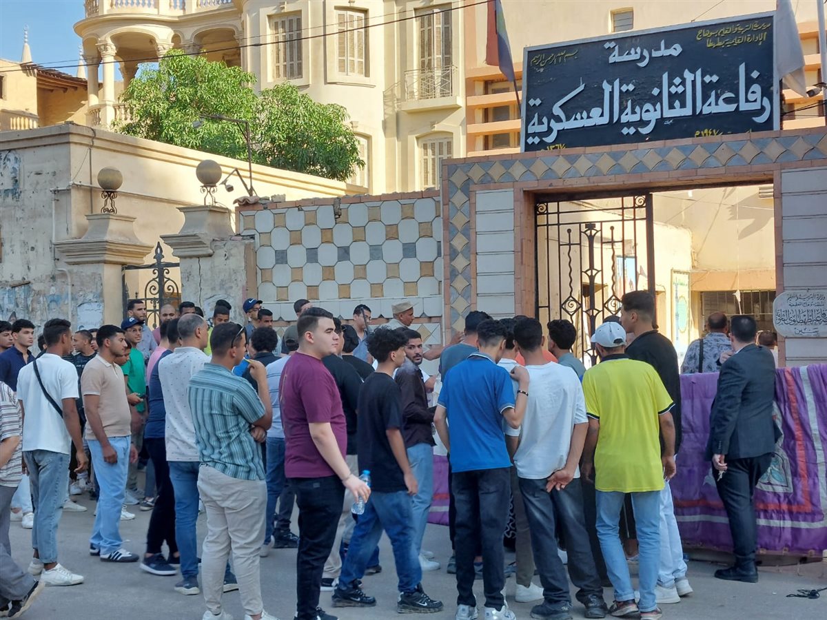 توافد طلاب الثانوية العامة على لجان الامتحانات بسوهاج