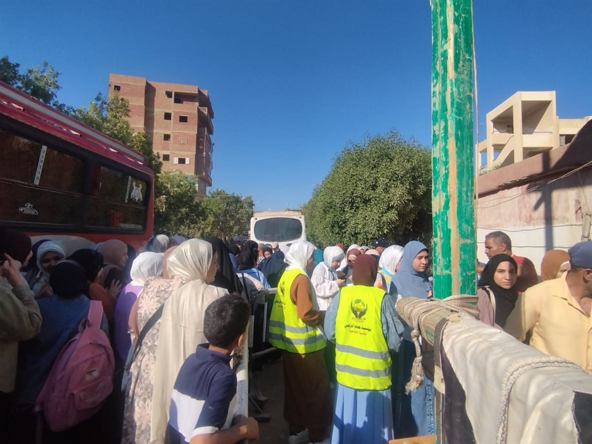 مؤسسة أهلية تساند طلاب الثانوية العامة بيوسف الصديق في الفيوم بتوزيع مياه وعصائر