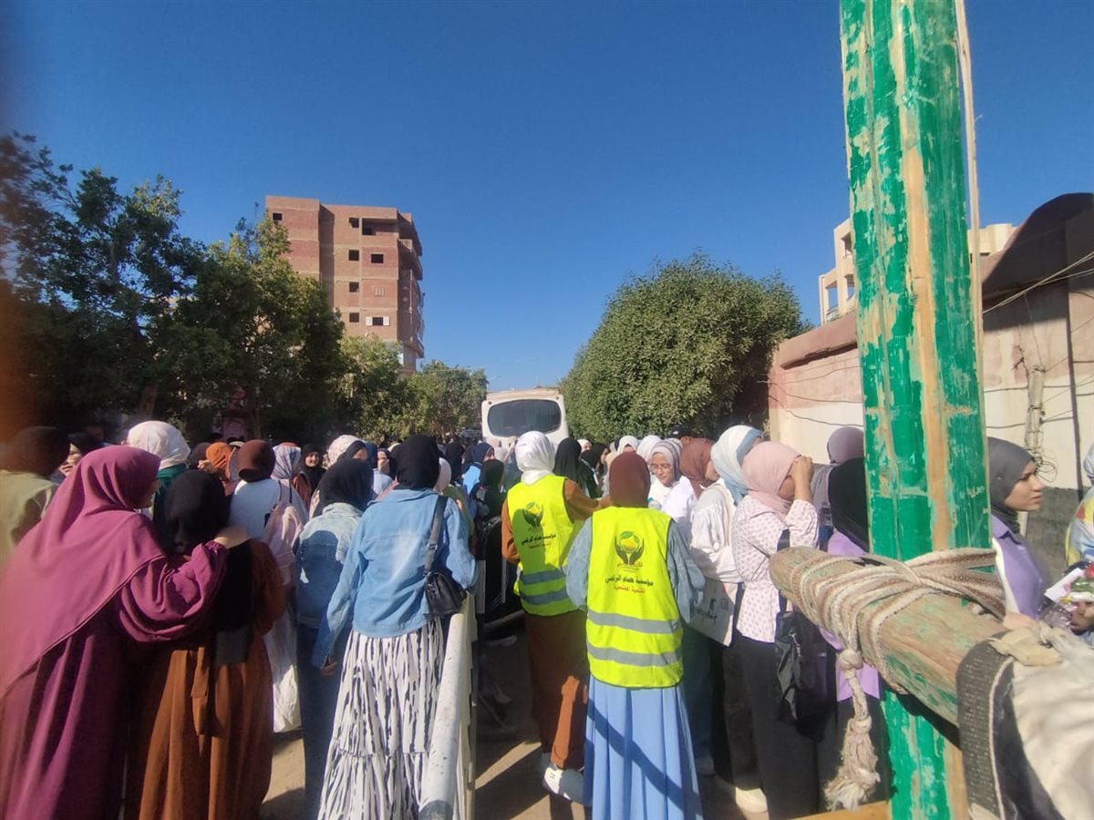 مؤسسة أهلية تساند طلاب الثانوية العامة بيوسف الصديق في الفيوم بتوزيع مياه وعصائر