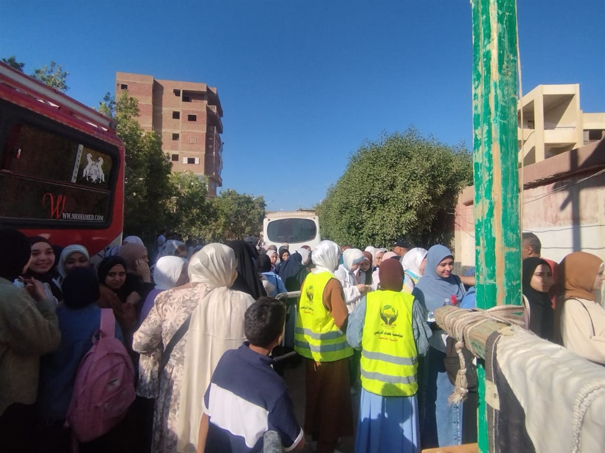 مؤسسة أهلية تساند طلاب الثانوية العامة بيوسف الصديق في الفيوم بتوزيع مياه وعصائر