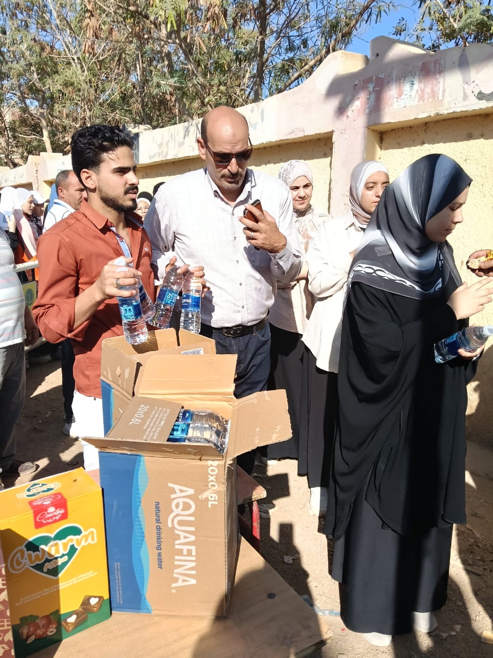 ماراثون الثانوية العامة بالفيوم.. شيكولاته ومياه معدنية لطلاب الثانوية العامة بالفيوم أمام اللجان