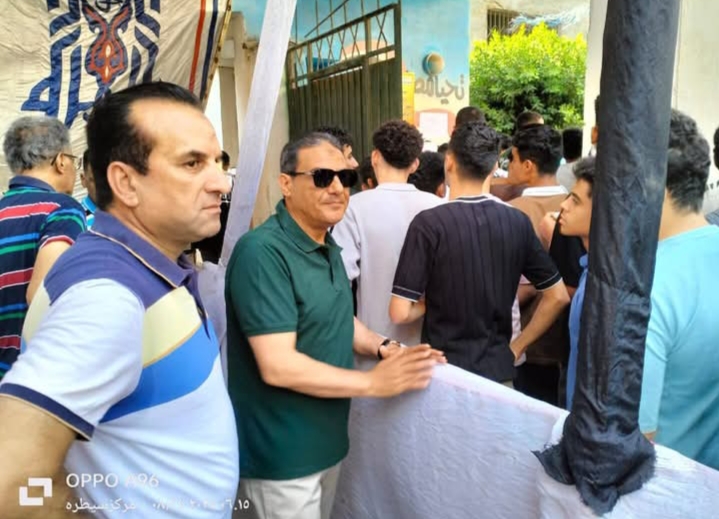 في أول أيام إمتحانات الثانوية العامة.. رئيس مركز ومدينة كوم حمادة يطمئن على الطلاب ويوزع زجاجات مياه معدنية