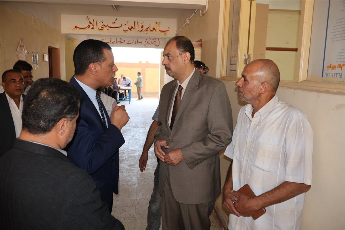 محافظ سوهاج يتفقد غرفة عمليات امتحانات الثانوية العامة
