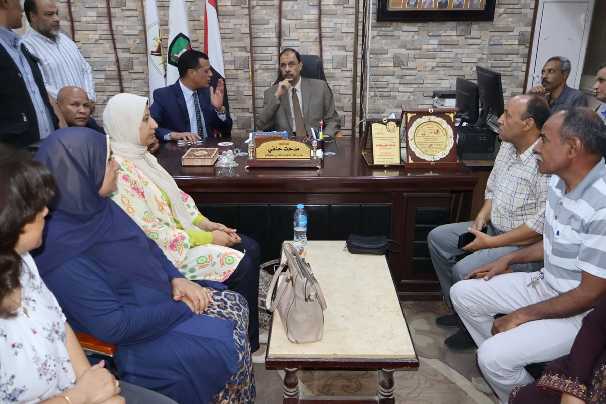 محافظ سوهاج يتفقد غرفة عمليات امتحانات الثانوية العامة