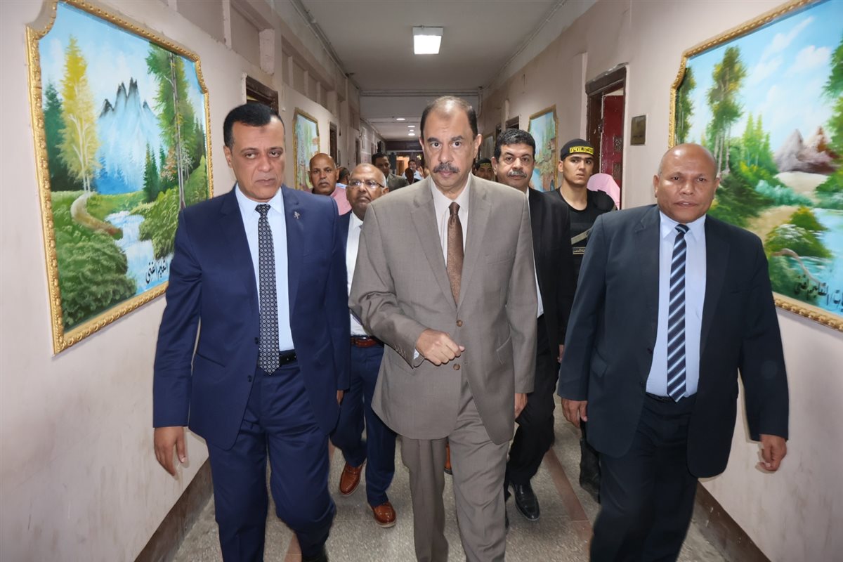 محافظ سوهاج يتفقد غرفة عمليات امتحانات الثانوية العامة