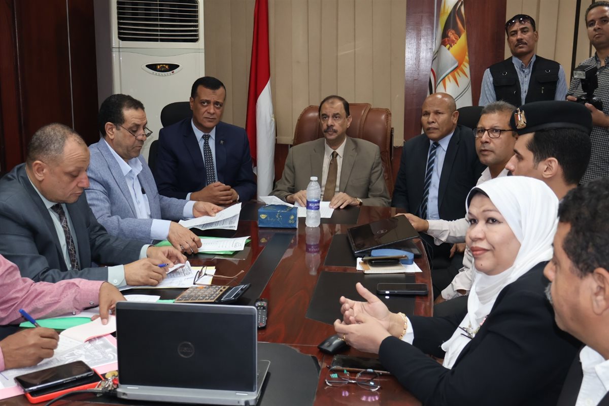 محافظ سوهاج يتفقد غرفة عمليات امتحانات الثانوية العامة