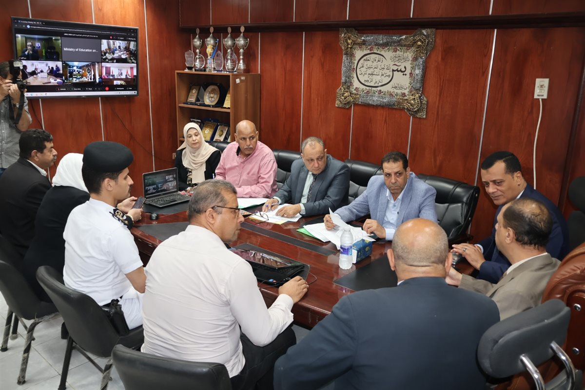 محافظ سوهاج يتفقد غرفة عمليات امتحانات الثانوية العامة