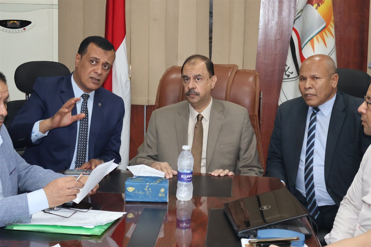 محافظ سوهاج يتفقد غرفة عمليات امتحانات الثانوية العامة